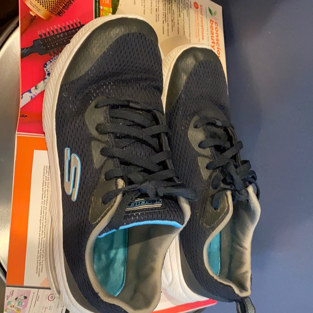 Boys size 6 Skechers snaeakers